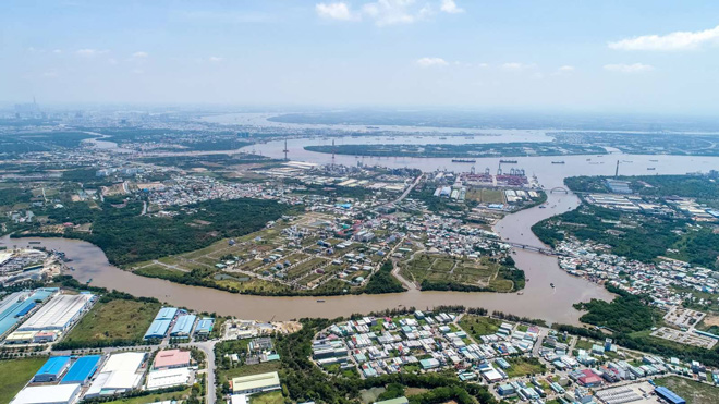 du thuyền đi qua sông lòng tàu